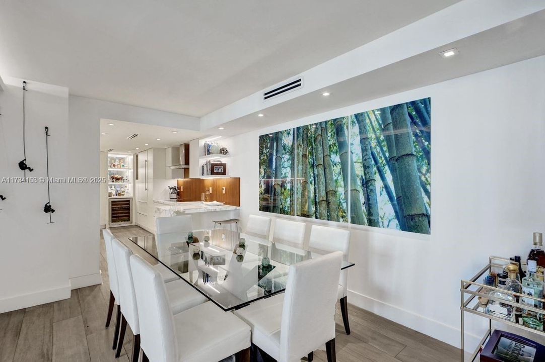 Под контрактом: $1,349,000 (2 спален, 2 ванн, 1409 Квадратных фут)