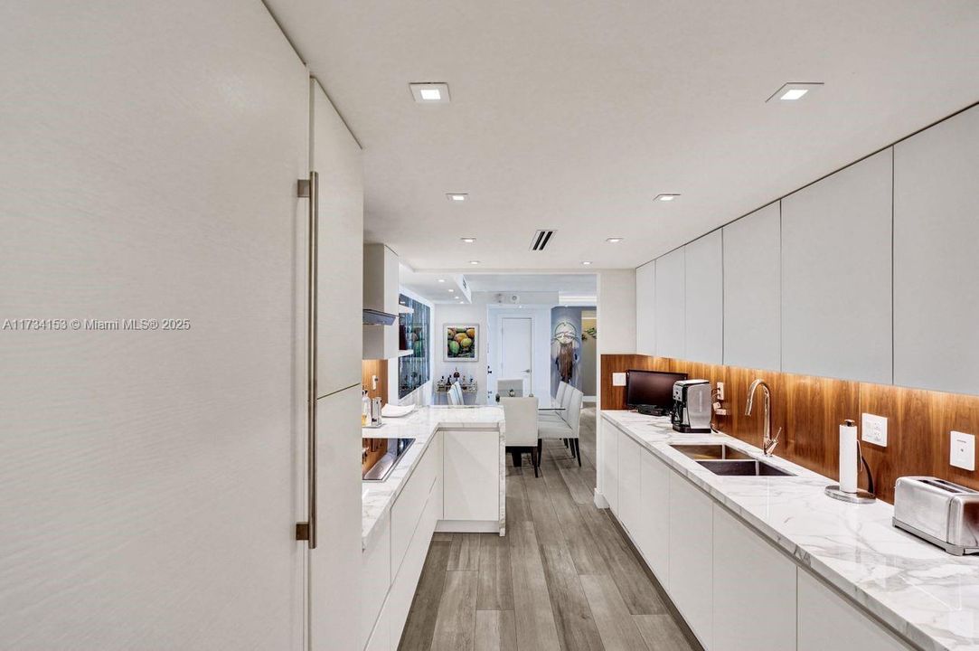 Под контрактом: $1,349,000 (2 спален, 2 ванн, 1409 Квадратных фут)