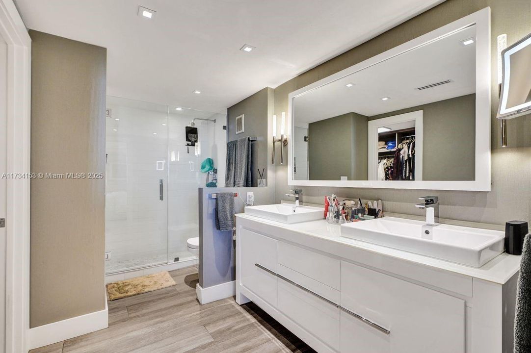 Под контрактом: $1,349,000 (2 спален, 2 ванн, 1409 Квадратных фут)