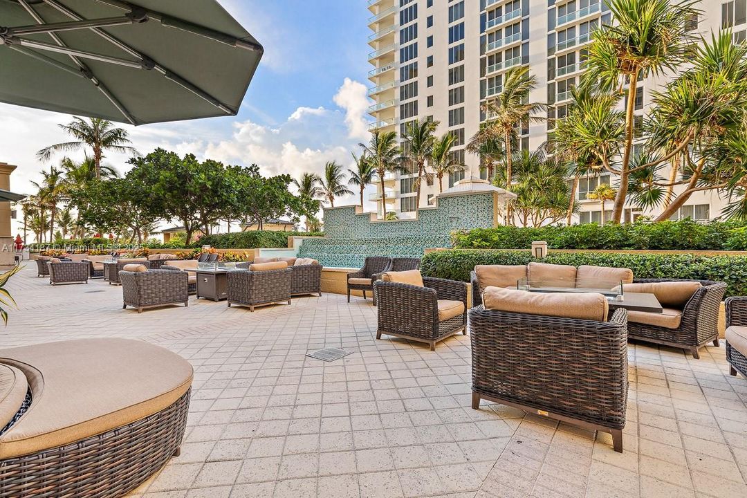 For Sale: $650,000 (2 beds, 2 baths, 1048 Square Feet)