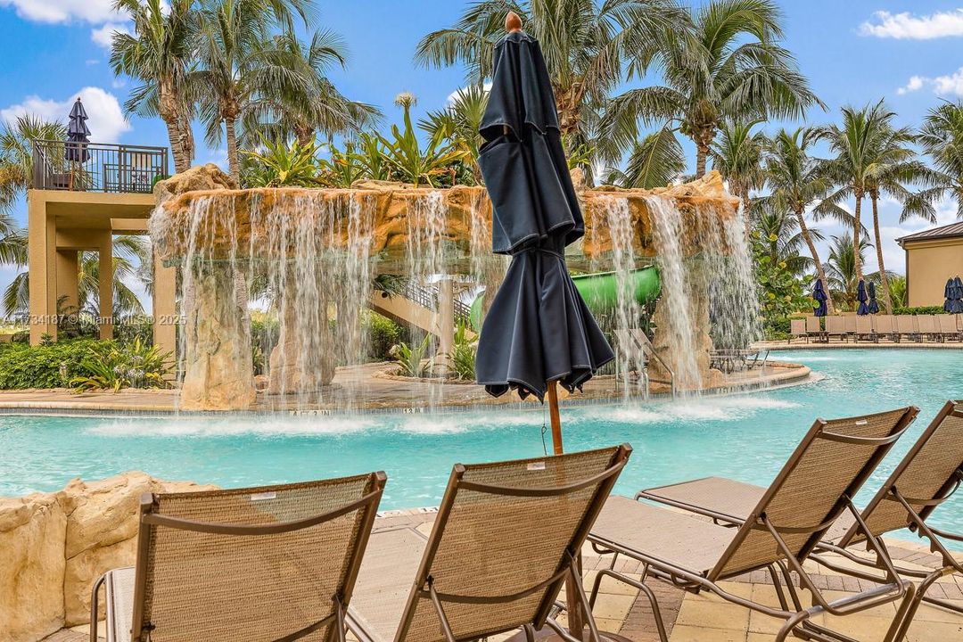 For Sale: $650,000 (2 beds, 2 baths, 1048 Square Feet)