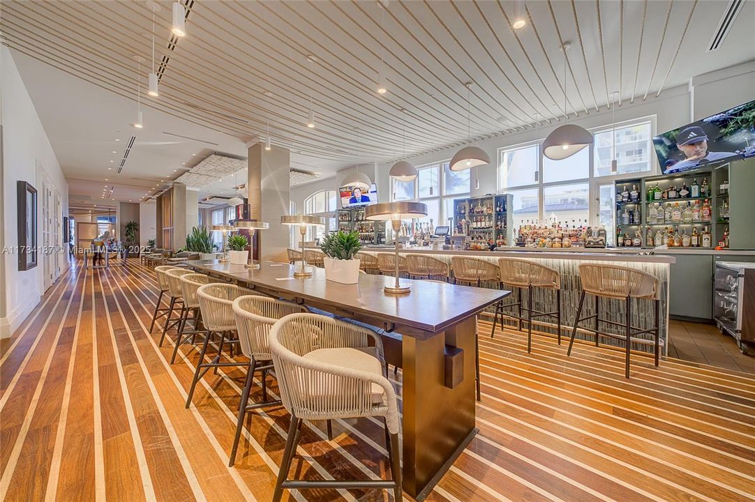 For Sale: $650,000 (2 beds, 2 baths, 1048 Square Feet)