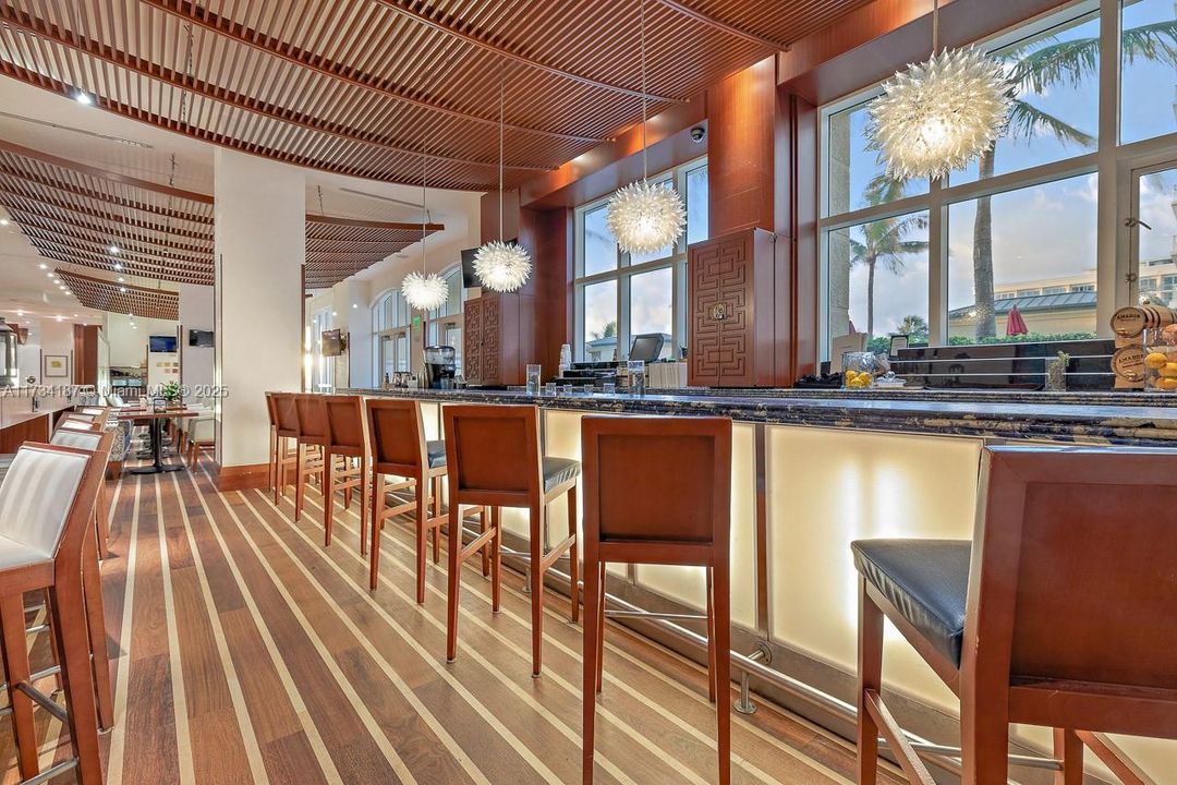 For Sale: $650,000 (2 beds, 2 baths, 1048 Square Feet)