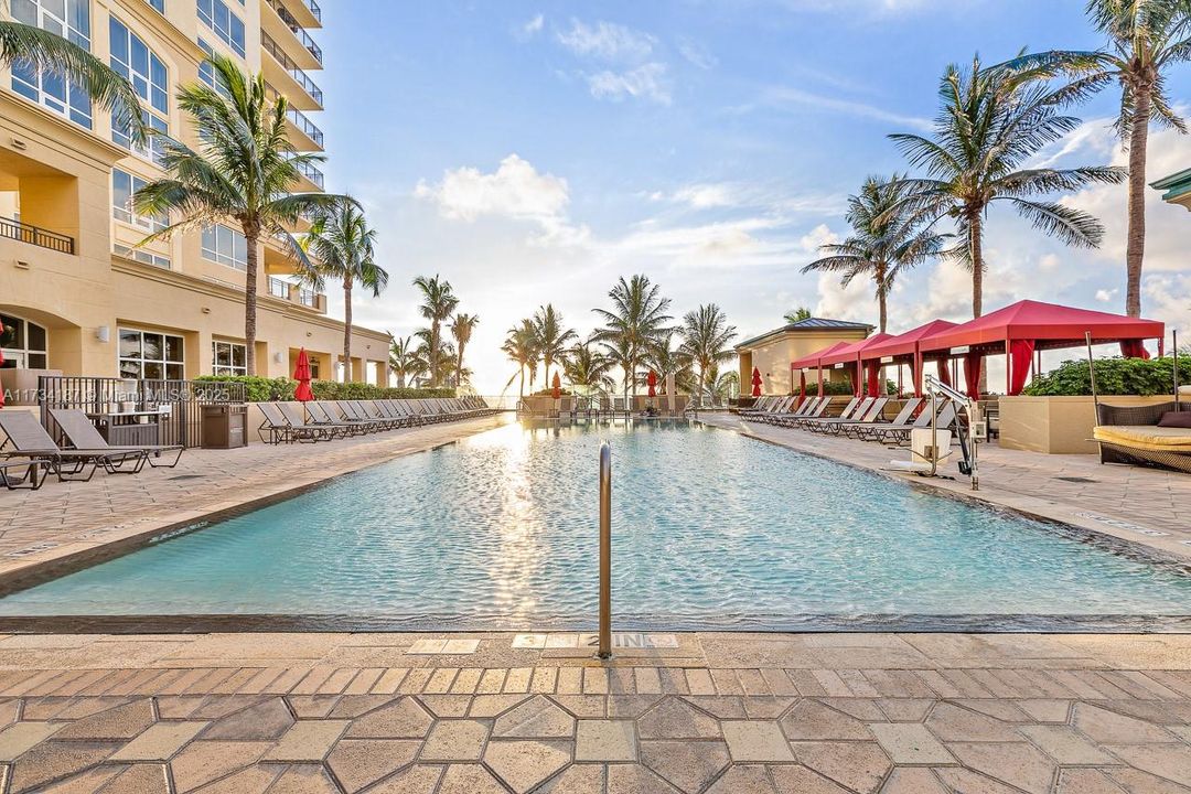 For Sale: $650,000 (2 beds, 2 baths, 1048 Square Feet)