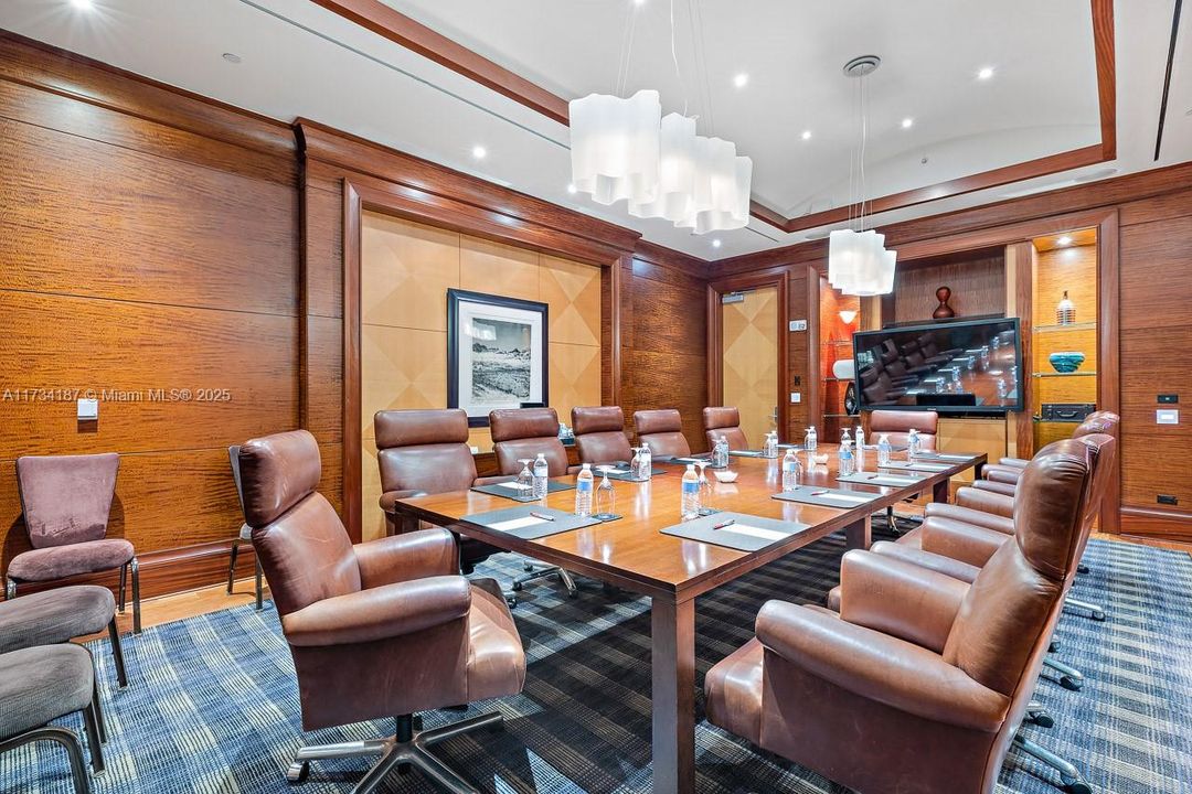 For Sale: $650,000 (2 beds, 2 baths, 1048 Square Feet)