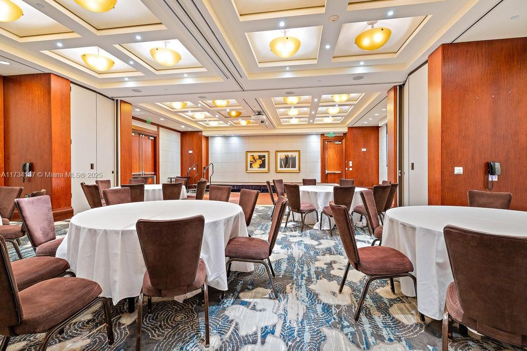 For Sale: $650,000 (2 beds, 2 baths, 1048 Square Feet)