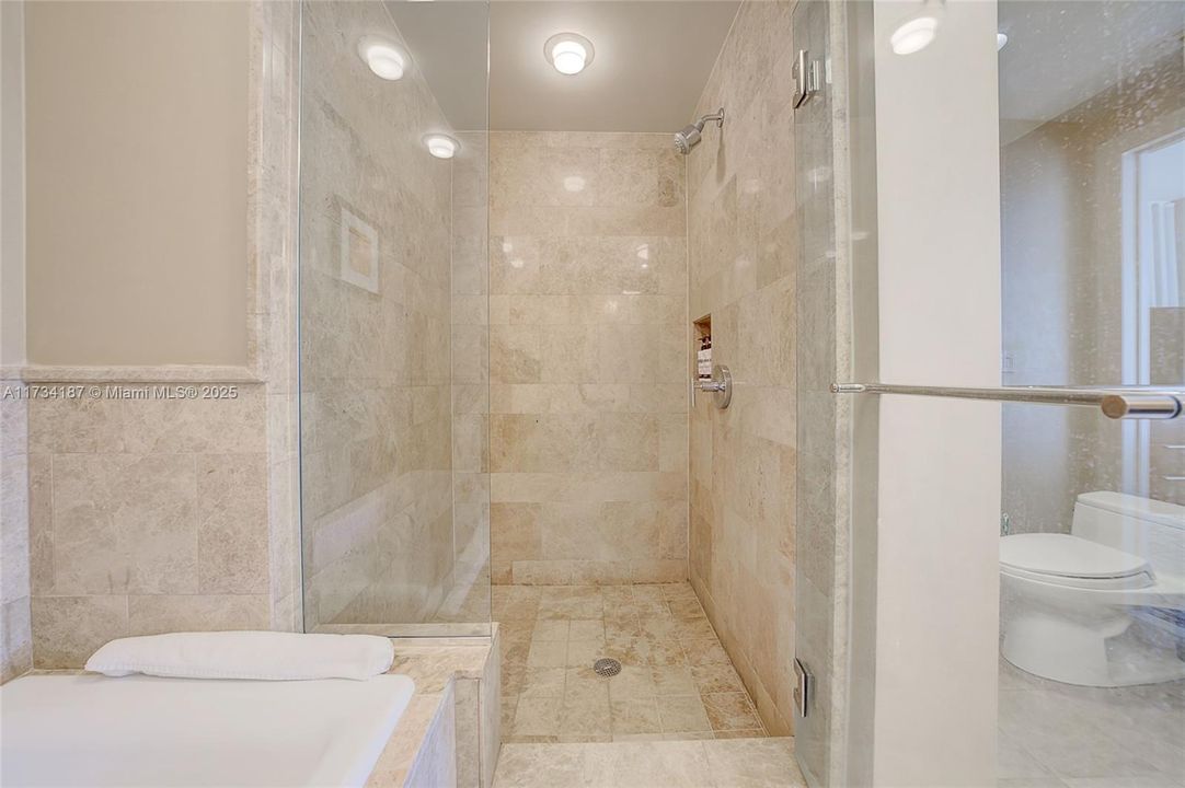 For Sale: $650,000 (2 beds, 2 baths, 1048 Square Feet)