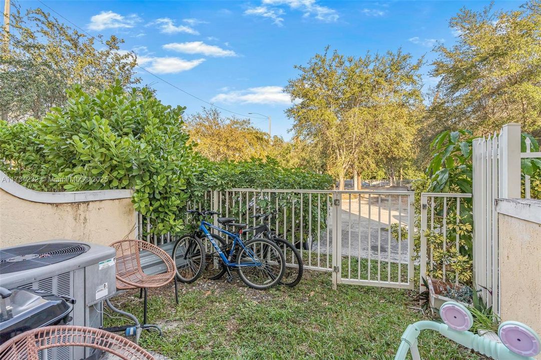 For Sale: $354,999 (3 beds, 2 baths, 1182 Square Feet)