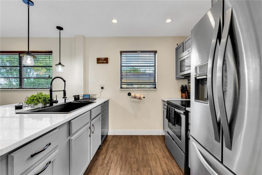 Recently Rented: $2,350 (2 beds, 1 baths, 890 Square Feet)