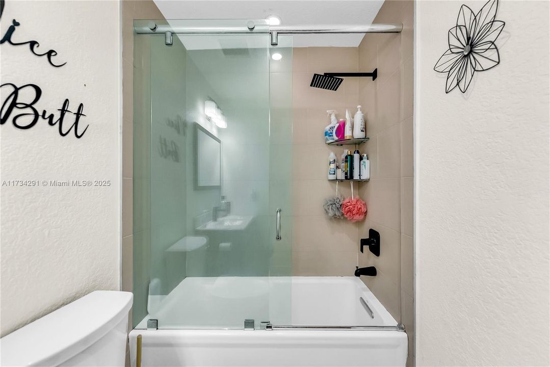 Recently Rented: $2,350 (2 beds, 1 baths, 890 Square Feet)