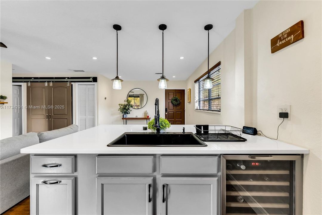 Recently Rented: $2,350 (2 beds, 1 baths, 890 Square Feet)