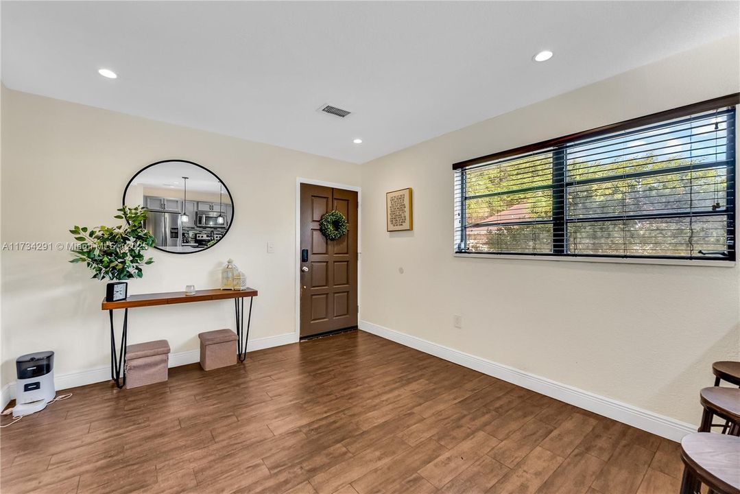 Recently Rented: $2,350 (2 beds, 1 baths, 890 Square Feet)