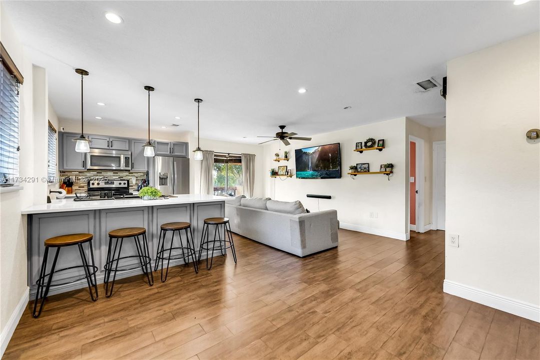 Recently Rented: $2,350 (2 beds, 1 baths, 890 Square Feet)