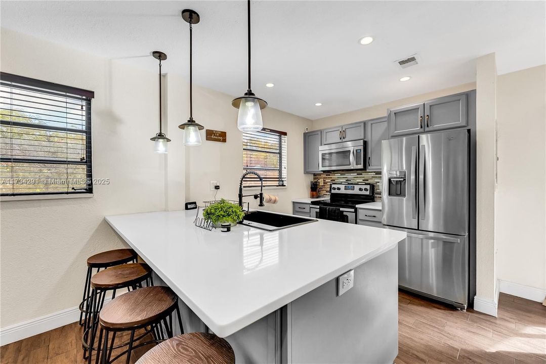 Recently Rented: $2,350 (2 beds, 1 baths, 890 Square Feet)