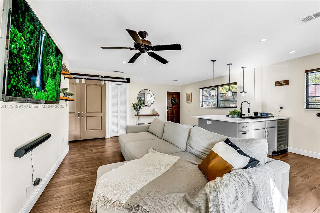 Recently Rented: $2,350 (2 beds, 1 baths, 890 Square Feet)