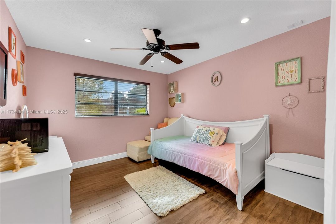 Recently Rented: $2,350 (2 beds, 1 baths, 890 Square Feet)