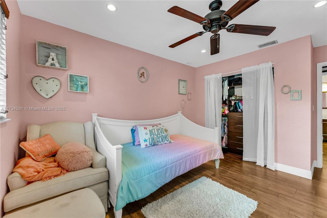 Recently Rented: $2,350 (2 beds, 1 baths, 890 Square Feet)