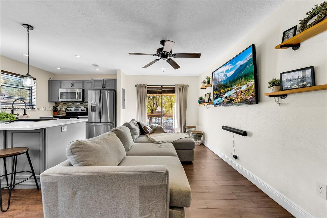 Recently Rented: $2,350 (2 beds, 1 baths, 890 Square Feet)