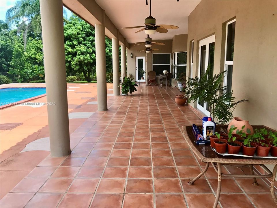 最近售出: $2,310,000 (4 贝兹, 3 浴室, 2974 平方英尺)