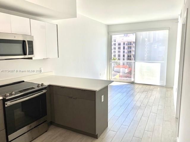 For Sale: $360,000 (1 beds, 1 baths, 560 Square Feet)