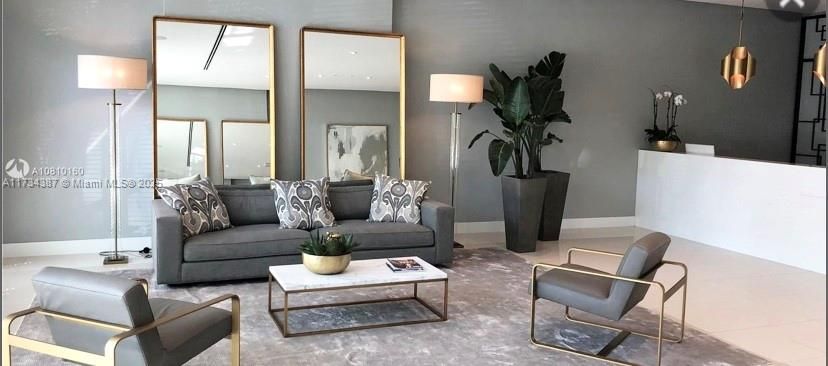 For Sale: $360,000 (1 beds, 1 baths, 560 Square Feet)