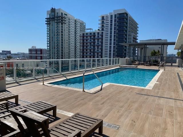 For Sale: $360,000 (1 beds, 1 baths, 560 Square Feet)