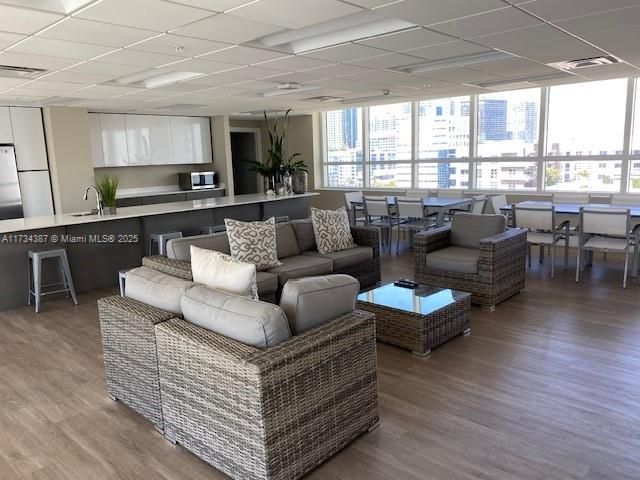 For Sale: $360,000 (1 beds, 1 baths, 560 Square Feet)