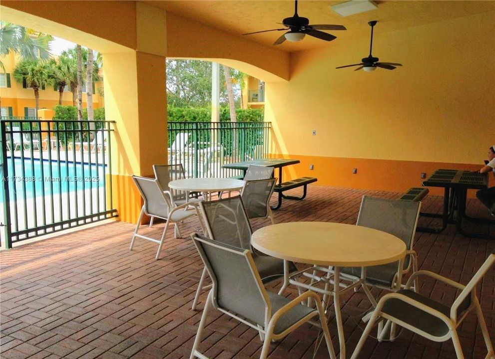 Recently Sold: $360,000 (2 beds, 2 baths, 870 Square Feet)