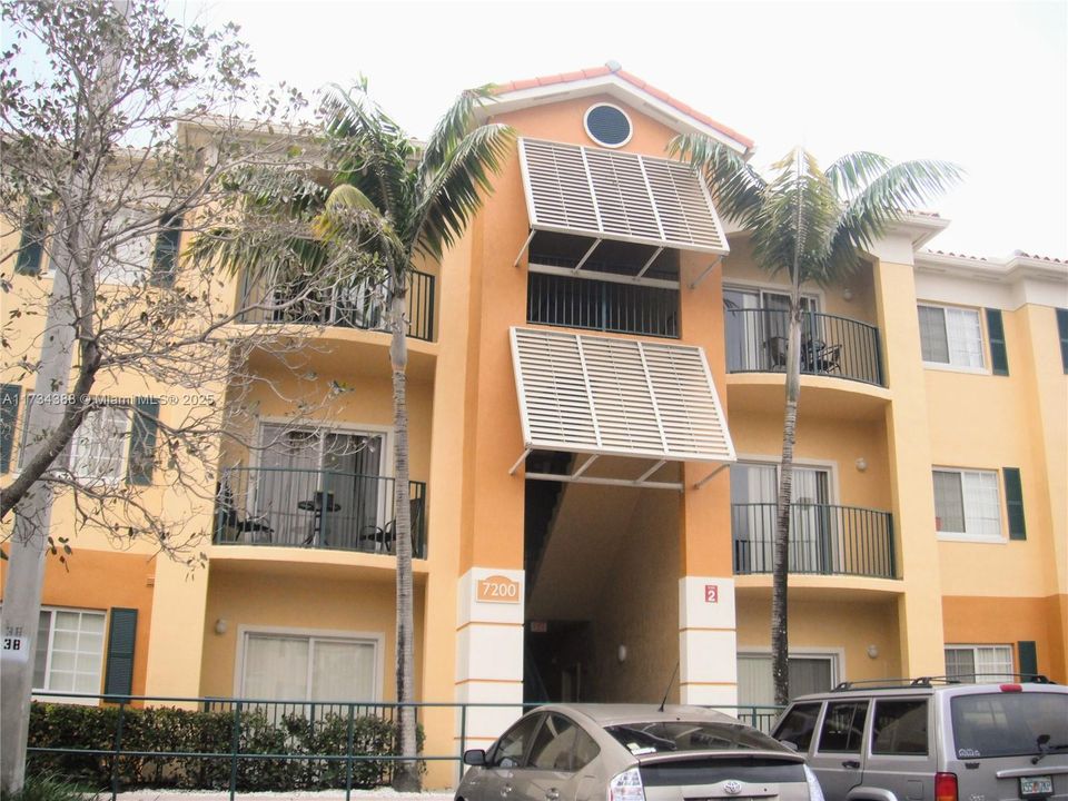 Recently Sold: $360,000 (2 beds, 2 baths, 870 Square Feet)