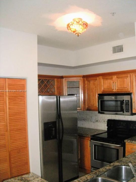 Recently Sold: $360,000 (2 beds, 2 baths, 870 Square Feet)