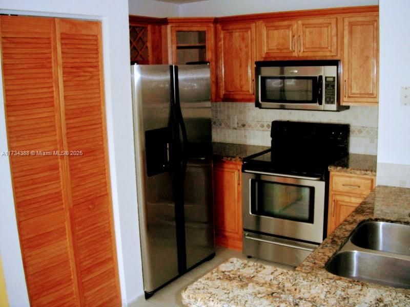 Recently Sold: $360,000 (2 beds, 2 baths, 870 Square Feet)