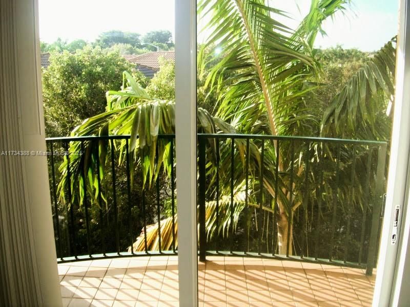 Recently Sold: $360,000 (2 beds, 2 baths, 870 Square Feet)