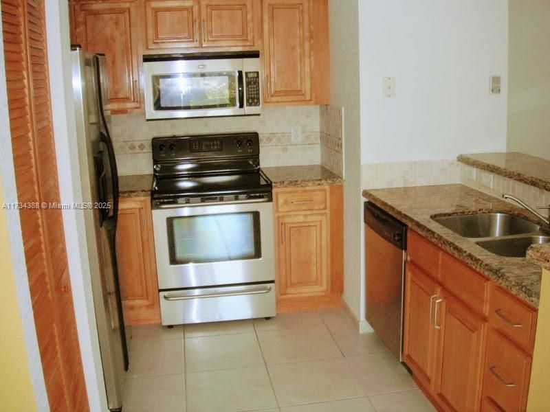 Recently Sold: $360,000 (2 beds, 2 baths, 870 Square Feet)