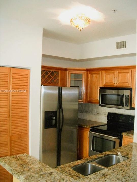 Recently Sold: $360,000 (2 beds, 2 baths, 870 Square Feet)