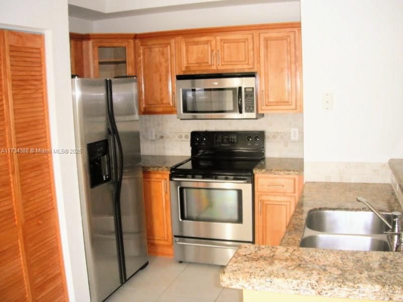 Recently Sold: $360,000 (2 beds, 2 baths, 870 Square Feet)