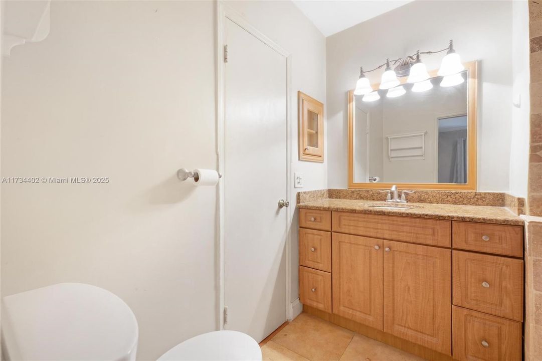 Active With Contract: $172,000 (1 beds, 1 baths, 685 Square Feet)