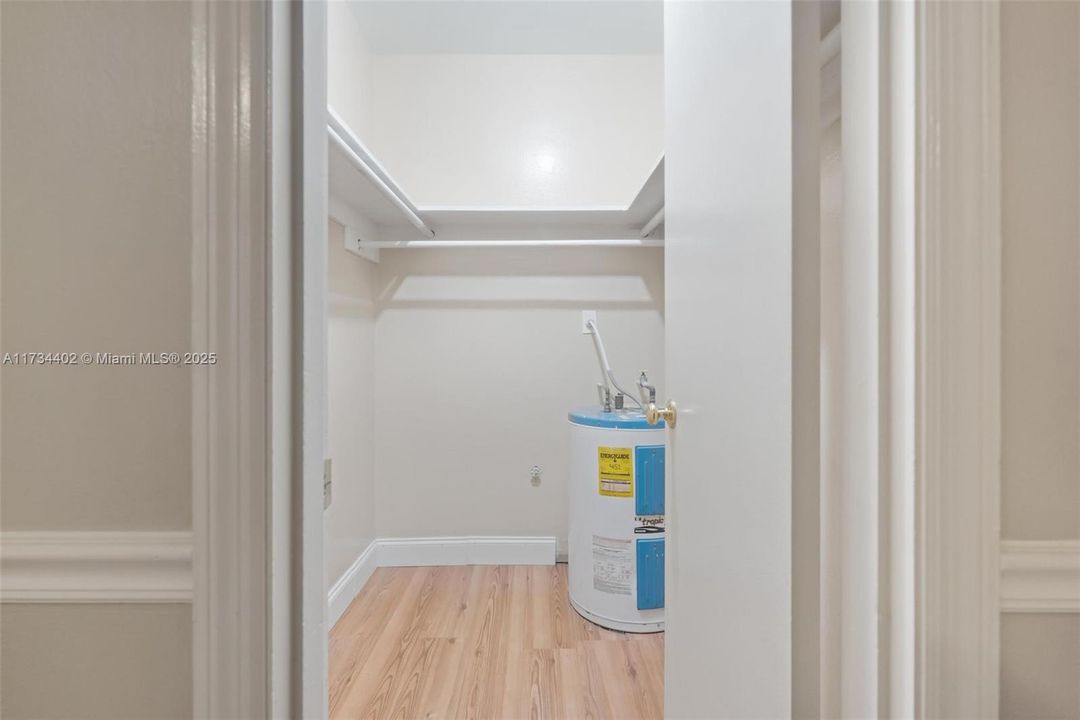 Active With Contract: $172,000 (1 beds, 1 baths, 685 Square Feet)