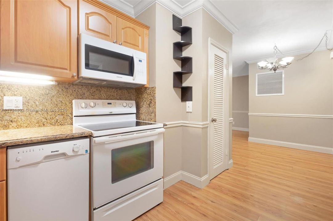 Active With Contract: $172,000 (1 beds, 1 baths, 685 Square Feet)