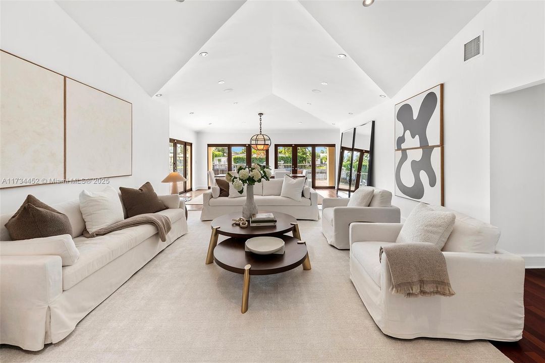 最近售出: $4,900,000 (4 贝兹, 5 浴室, 4078 平方英尺)