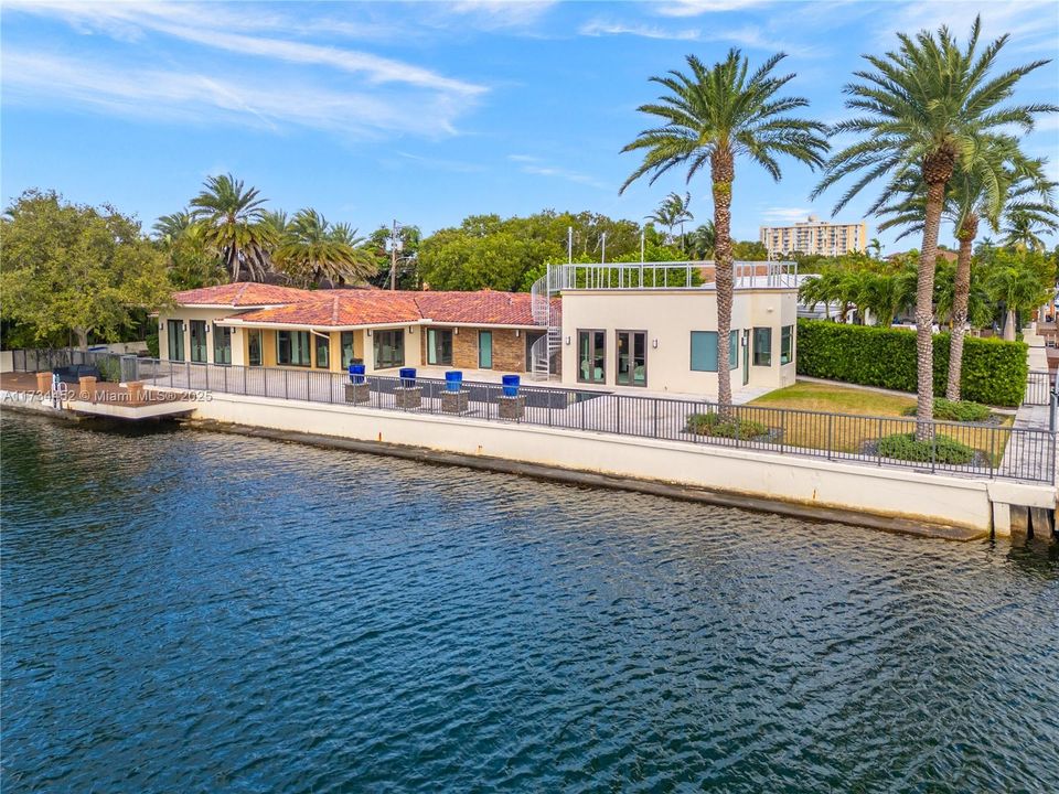 最近售出: $4,900,000 (4 贝兹, 5 浴室, 4078 平方英尺)