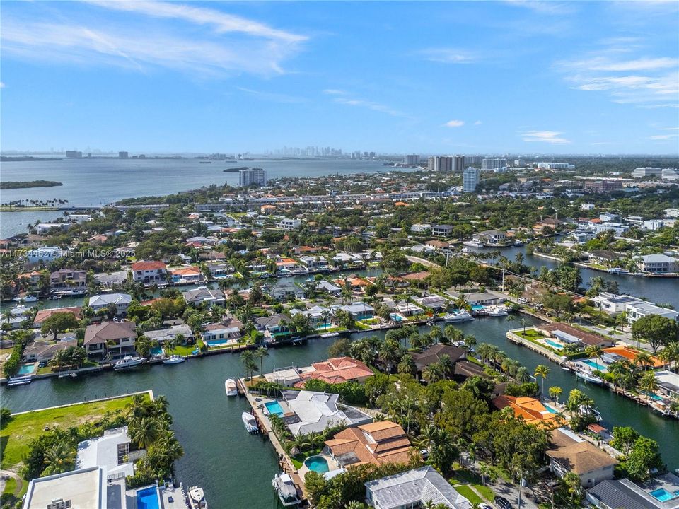 最近售出: $4,900,000 (4 贝兹, 5 浴室, 4078 平方英尺)