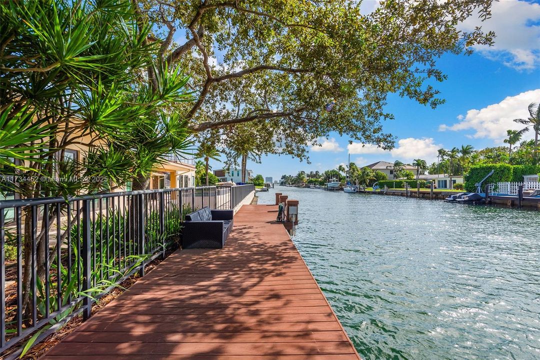 最近售出: $4,900,000 (4 贝兹, 5 浴室, 4078 平方英尺)