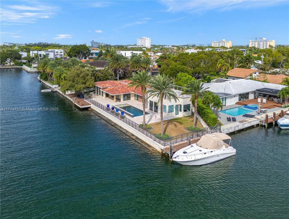 最近售出: $4,900,000 (4 贝兹, 5 浴室, 4078 平方英尺)