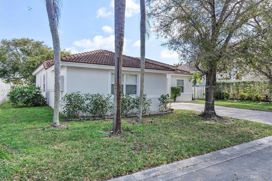 Под контрактом: $1,099,000 (3 спален, 2 ванн, 1814 Квадратных фут)