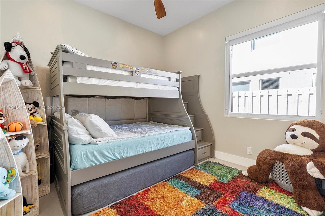 Под контрактом: $1,099,000 (3 спален, 2 ванн, 1814 Квадратных фут)