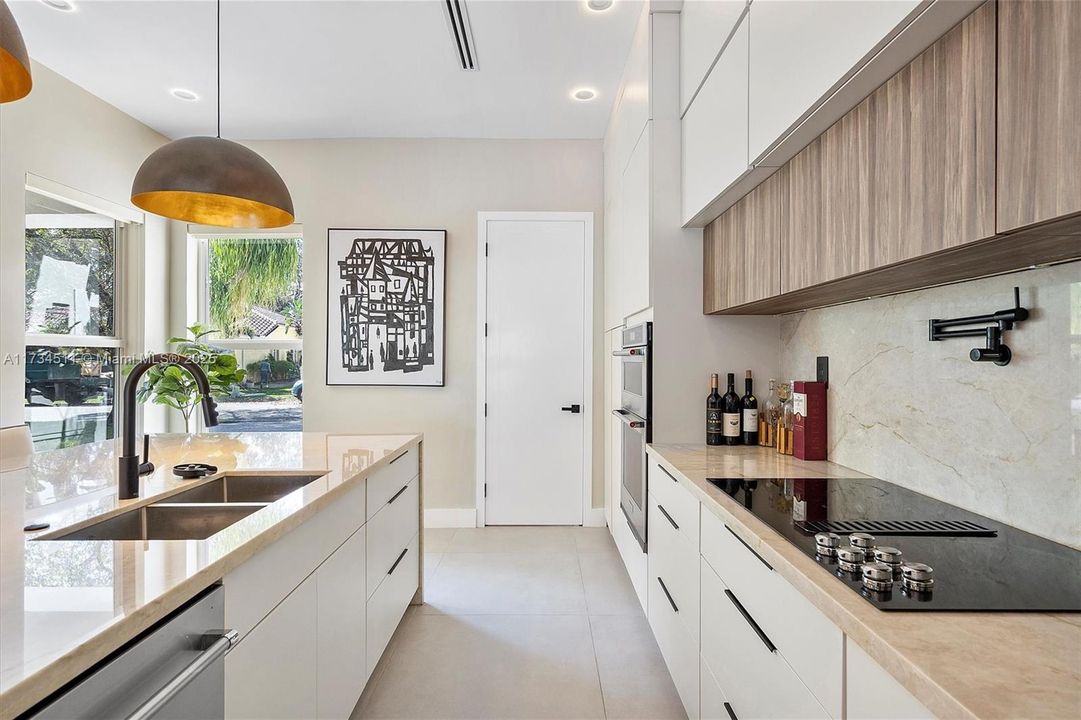 Под контрактом: $1,099,000 (3 спален, 2 ванн, 1814 Квадратных фут)