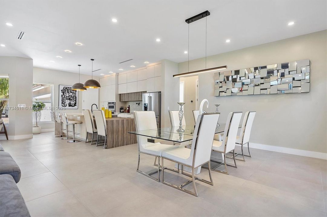 Под контрактом: $1,099,000 (3 спален, 2 ванн, 1814 Квадратных фут)