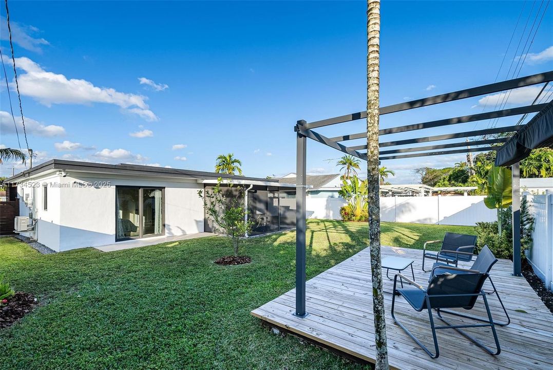 Недавно продано: $899,000 (3 спален, 2 ванн, 1418 Квадратных фут)