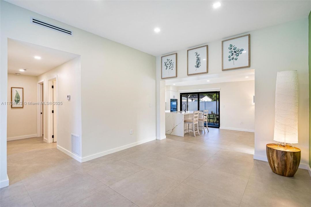 Недавно продано: $899,000 (3 спален, 2 ванн, 1418 Квадратных фут)