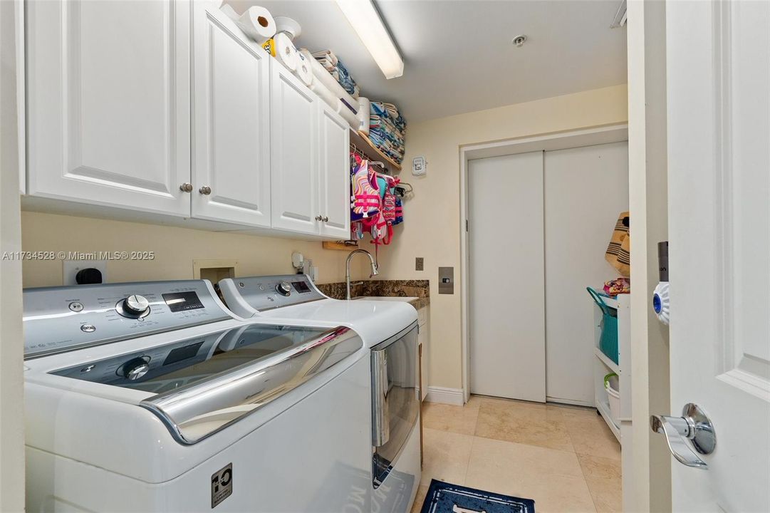 Недавно продано: $1,425,000 (3 спален, 3 ванн, 2635 Квадратных фут)